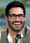 https://upload.wikimedia.org/wikipedia/commons/thumb/a/a3/Tyler_Hoechlin_SDCC_2014_%28cropped%29.jpg/100px-Tyler_Hoechlin_SDCC_2014_%28cropped%29.jpg